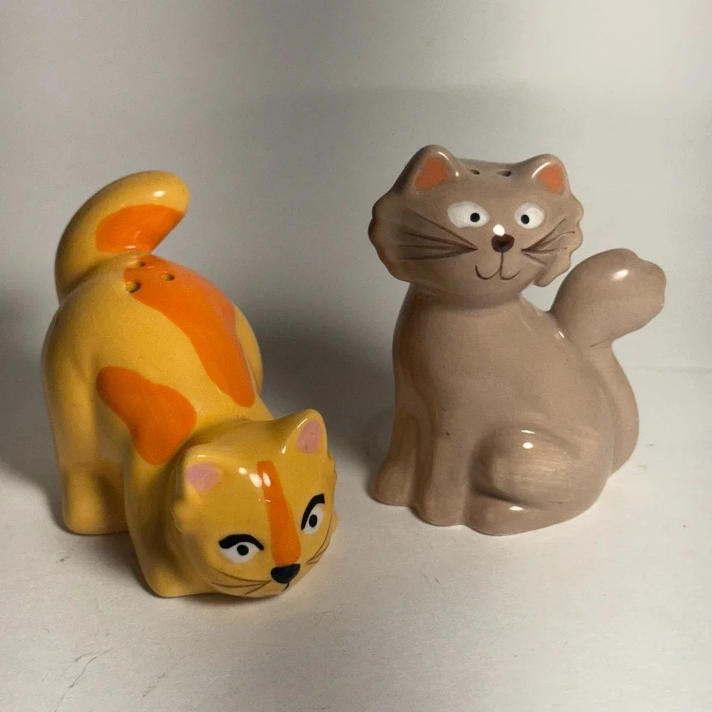 BW Boston Warehouse Frisky Business Salt and Pepper Shakers Set Kitty Cat Orange